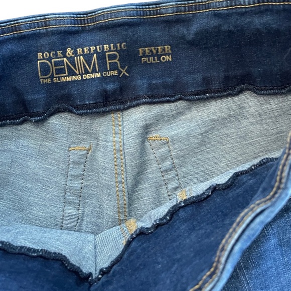 1349 Rock & Republic Pull On Capri Jeans - Picture 4 of 7